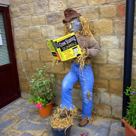 Library Scarecrow Ideas, Scarecrow Ideas For Contest Fun, Cool Scarecrow Ideas, Scarecrow Contest Ideas Diy, Fun Scarecrow Ideas, Diy Scarecrow For Porch, Scarecrow Decorating Contest, Unique Scarecrow Ideas, Scare Crow Contest Ideas