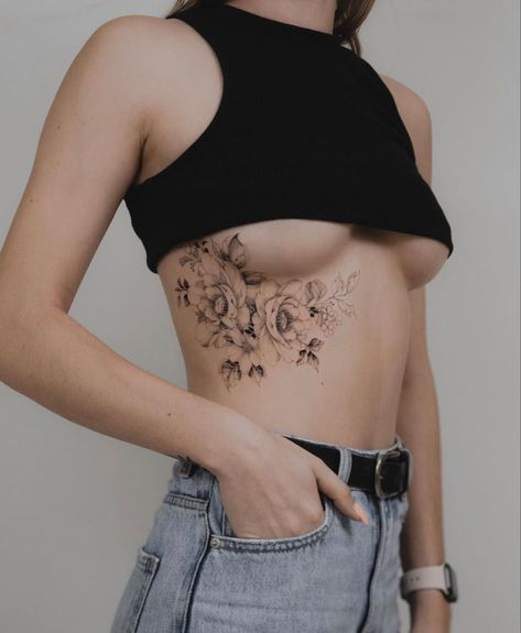 Under The Breast Tattoo, Tatuaje Cover Up, Flower Tattoo On Ribs, Tattoos On Side Ribs, Rib Tattoos For Women, Waist Tattoos, Torso Tattoos, Hip Tattoos Women, Chest Tattoos For Women