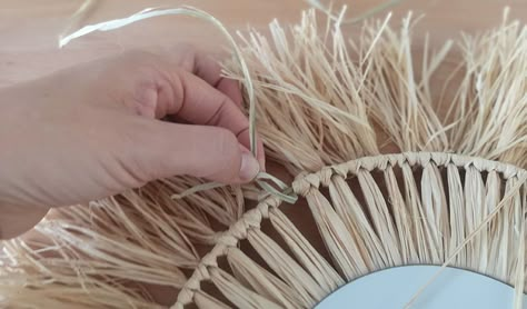 Tuto : Fabriquez un miroir "souvenir de vacances" en raphia Raffia Crafts, Raffia Mirror, Boho Bedroom Diy, Boho Crafts Diy, Diy Home Accessories, Diy Boho Decor, Deco Nature, Macrame Wall Hanging Diy, Macrame Wall Hanging Patterns