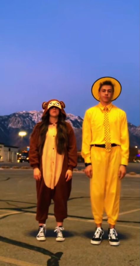 Good Duo Costumes, Cute Duo Halloween Costumes Couples, Cute Matching Halloween Costumes Couples, Halloween Matching Costumes Friends, Tall And Short Halloween Costumes, Character Duo Costumes, Iconic Duo Spirit Week, Funny Iconic Duos, Couple Onesies Halloween