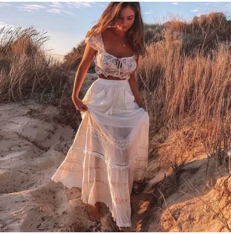 d9731321ef4e063ebbee79298fa36f56desc48272576ri Looks Hippie, Casual Chique Stijl, Womens Long Skirt, Chique Outfit, Boho Mode, Mode Hippie, Maxi Lace Skirt, White Maxi Skirts, Estilo Hippie