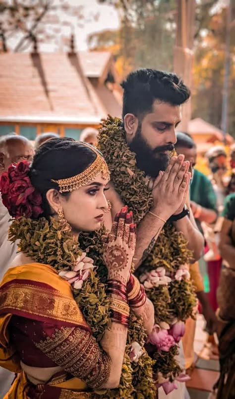 South Indian Wedding Inspiration, South Indian Wedding Venues, Tamil Temple Wedding, Family Wedding Photos Indian, Period Ceremony, South Indian Couple Aesthetic, Kerala Marriage Photography, South Indian Temple Aesthetic, Kerala Temple Wedding