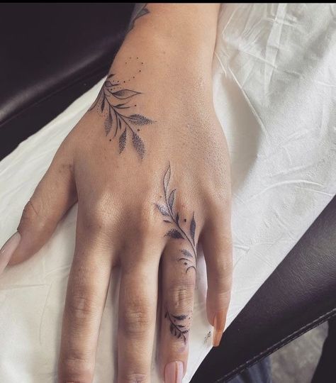 Simple Hand Tattoos, Amazing 3d Tattoos, Finger Tattoo For Women, Hand And Finger Tattoos, Boho Tattoos, Pretty Hand Tattoos, Small Pretty Tattoos, Spine Tattoos For Women, Geniale Tattoos