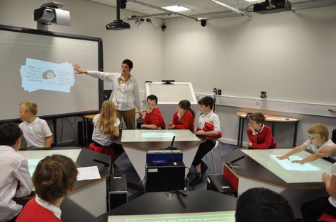 U.K. researchers find that smart desks and group learning boost math skills, compared with problem-solving on paper. 21st Century Classroom Design, High Tech Classroom, Active Learning Classroom, Tech Classroom, Room Lighting Design, Smart Classroom, Living Room Lighting Design, Classroom Pictures, English Practice