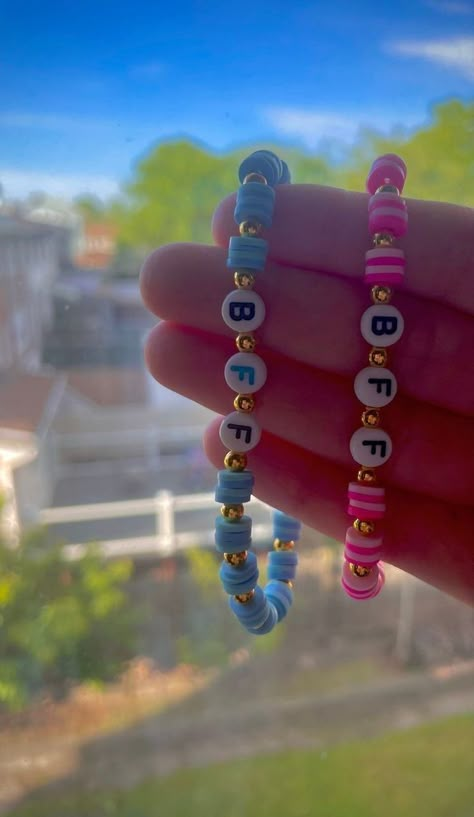 Bff Matching Bracelets, Best Friend Matching Bracelets, Memorable Gifts For Best Friends, Bestie Birthday Gift Ideas, Matching Bracelets For Best Friends, Cute Present Ideas, Bff Gift Ideas, Aesthetic Bff, Bracelets Bff