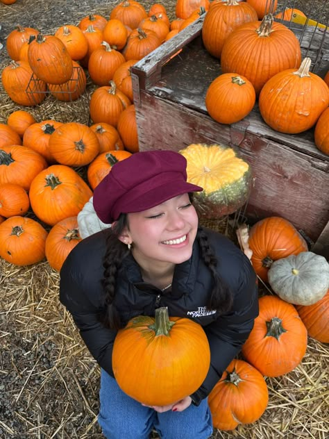 Poses For Pictures Instagram Pumpkin Patch, Pumpkins Patch Pictures, Pumpkin Patches Pictures, Pumpkin Patch Ig Pictures, Fall Fits Pumpkin Patch, Pumpkin Patch Aesthetic Photoshoot, Fall Pictures Ideas For Instagram, Autumn Pic Ideas, Aesthetic Pumpkin Patch Pictures