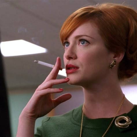 Joan Harris Mad Men, Mad Men Aesthetic, Joan Mad Men, Mad Men Joan Holloway, Joan Harris, Joan Holloway, Ways To Lace Shoes, Mad Men Fashion, Vintage Photoshoot