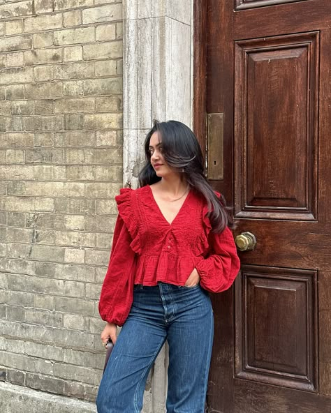 One of my favourite blouses everrrr 🍓 Top: @zara 3 years old Jeans: @massimodutti Ballet flats: @charleskeithofficial (gifted) Bag: @madewell (gifted) Jean And Top Outfit Casual, Jeans And Top Ideas, Different Dressing Styles For Women, Jeans With Tops Style, Blouse Top Outfits, Colorful Blouse Outfit, How To Style A Red Top, Aesthetic Tops For Women, Aesthetic Tops Outfit