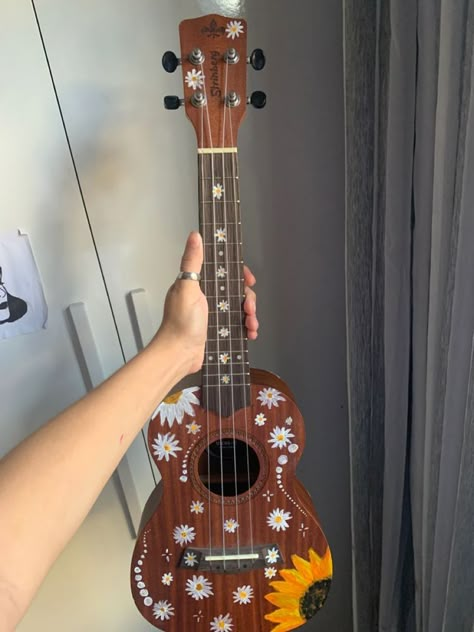 Painting Ideas On Ukulele, Paint On Ukulele, Ukulele Art Aesthetic, Ukulele Astethic, Painting Guitar Ideas, Ukulele Painting Ideas Aesthetic, Painted Ukelele Ideas, Ukelele Paintings, Paint Ukulele