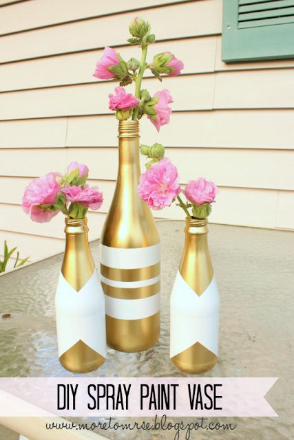 DIY How to spray paint a bottle Paint Vase, Bottle Painting Ideas, Spray Painted Bottles, Spray Paint Vases, Beer Bottle Art, Painted Glass Bottles, Diy Spray Paint, Diy Sprays, Glass Bottles Art