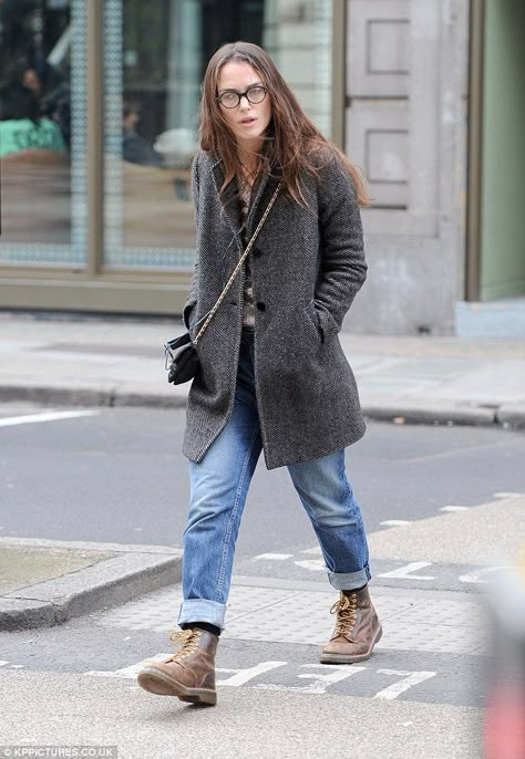 Keira Knightley Style, Dr Martens Outfits, Kiera Knightly, Dr Martens Outfit, Look Winter, Keira Knightly, British Outfits, Street Style Winter, Keira Knightley