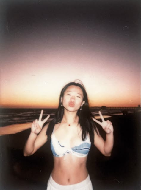 Polariod Aesthetic Girl, Beach Camera Aesthetic, Summer Digital Camera Pics, Beach Polaroid Pictures, Aesthetic Polaroid Pictures Ideas, Polaroid Aesthetic Pictures, Digital Camera Photos Aesthetic, Digital Camera Beach Pics, Polaroid Pics Aesthetic