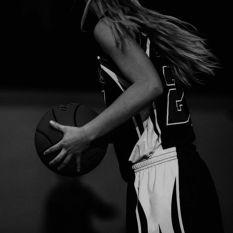 Basket Girl, Basketball Aesthetic, Basketball Girl, Bola Basket, Basketball Workouts, Basketball Photography, Basketball Wallpaper, Sports Aesthetic, Basketball Ball