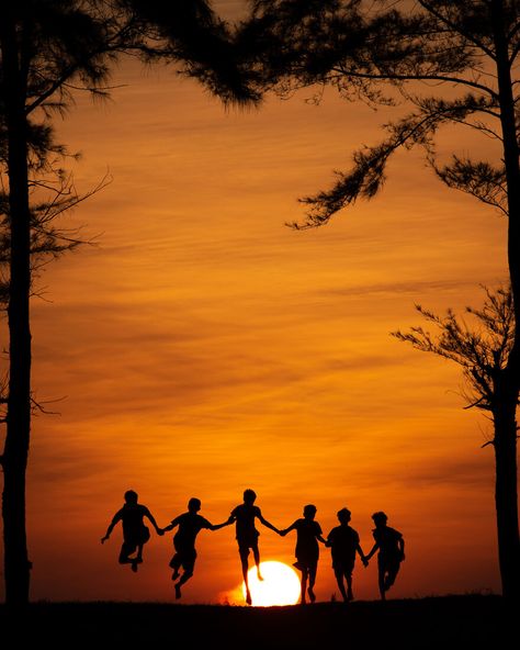 The way the sun goes down is beautiful Summer Nature Photography, Sunset Silhouette, Friends Image, Instagram Background, Sunset Background, Best Background Images, Beautiful Images Nature, Photo Art Gallery, Landscape Pictures