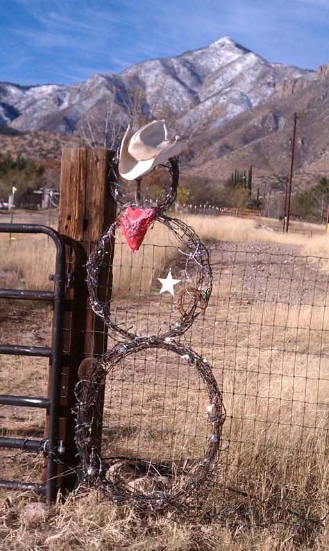 Barbwire Wreath, Barbwire Crafts, Wire Snowman, Xmas Arrangements, Barbed Wire Decor, Barbed Wire Wreath, Barb Wire Crafts, Western Christmas Decorations, Welding Art Ideas