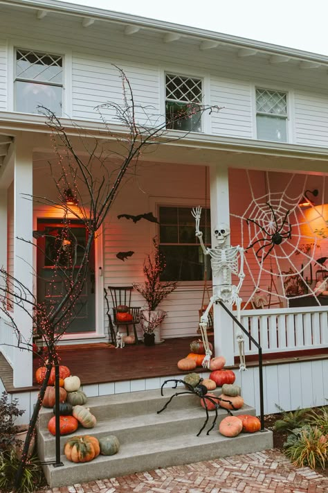 Party Ideas Halloween, Outside Halloween Decorations, Porch Halloween, Halloween Costumes Ideas, Halloween Outside, Casa Halloween, Halloween Front Porch Decor, Halloween Party Ideas, Halloween Porch Decorations