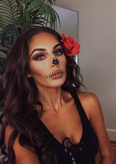 Day Of The Dead Makeup Simple, Day Of The Dead Makeup Easy, Dia De Los Muertos Makeup For Women, Sugar Skull Makeup Easy, Pretty Skeleton Makeup, Makijaż Sugar Skull, Candy Skull Makeup, Easy Skeleton Makeup, Half Skull Makeup