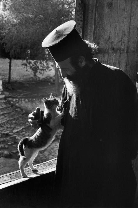 Orthodox Priest, Henri Cartier Bresson, Vintage Versace, Greek Orthodox, Cat People, Magnum Photos, Foto Art, Vintage Vogue, White Photo