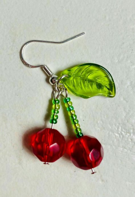 Beaded Items To Sell, Earing Ideas Beads, Diy Cherry Earrings, Easy To Make Earrings, Dangly Earrings Diy, Diy Jewelry Beads, Cute Handmade Earrings, Easy Bead Earrings, Diy Bead Earrings Ideas