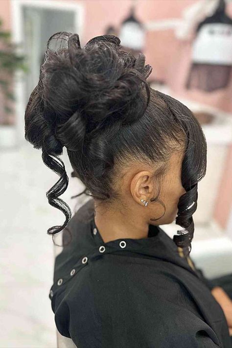 High Messy Updo Bun with Front Curls for Black Women High Hairstyles Bun, Prom Bun Black Women, Elegant Buns For Black Women, Updo With Tendrils, Frizzy Hair Hairstyles Black Women, Natural Hair Bridal Updo Black Women, Formal Updo Black Women, Wedding Hair Unique, High Bun With Curls Hanging Down