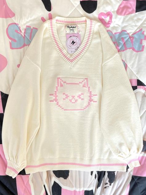 This sweater features a charming V-neck design adorned with delightful kitty patterns, making it irresistibly cute. The fabric is incredibly soft and cozy, ensuring a comfortable wear.  Please note that the price includes only the sweater.   	 		 			Size 			S 			M 			L 		 		 			Length 			62 			68 			72 		 		 			Bust 			120 			124 			128 		 		 			Sleeve Length 			49 			50 			51 Kawaii Sweater Dress, Pompompurin Sweater, Cute Sweaters Aesthetic, Kirby Sweater, Pink Clothes Aesthetic, Pokemon Sweater, Cutecore Clothes, Pastel Clothes, Cute Kawaii Outfits