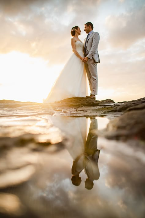 Hawaiian Wedding Pictures, Outdoor Wedding Beach Ideas, Wedding Ocean Pictures, Sea Wedding Photography, Beach Wedding Photography Poses Couple, Hawaii Wedding Photoshoot, Destination Wedding Pictures Photo Ideas, Family Wedding Beach Photos, Beach Wedding Inspo Pictures