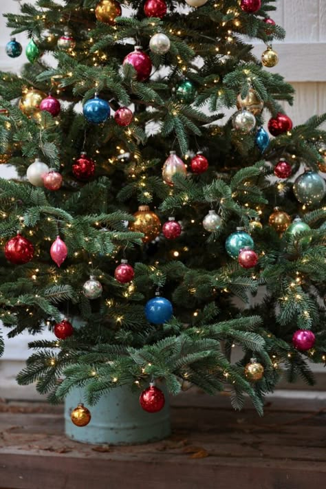 Vintage Inspired Christmas Tree, Small Christmas Tree, Retro Christmas Tree, Vintage Inspired Christmas, Real Christmas Tree, Christmas Tree Inspiration, Christmas Inspo, Colorful Christmas Tree, Vintage Christmas Tree