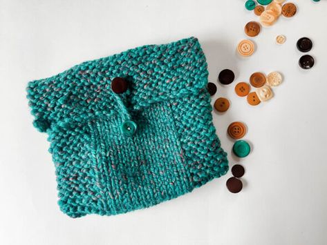 Simple knitted project pouch - perfect free knitting pattern for beginners Beginner Knitting, Lion Brand Wool Ease, Beginner Knitting Projects, Super Bulky Yarn, Learn How To Knit, Purl Stitch, Pouch Pattern, Thick Yarn, How To Knit