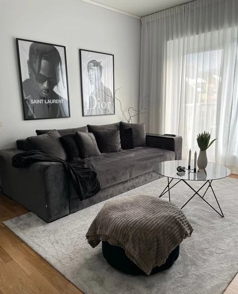 Cozy Minimalist Decoration: +30 Inspirations For You to Transform Your Home Sofa Aesthetic Dark, House Decor Black And Grey, Living Room Decor Dark Sofa, Dark Grey Living Room Couch, Black And Grey Living Room Ideas Cozy, Grey And Black Apartment Decor, Dark Living Room Ideas Apartment, Dark Grey Apartment Aesthetic, Grey Couch Black Rug