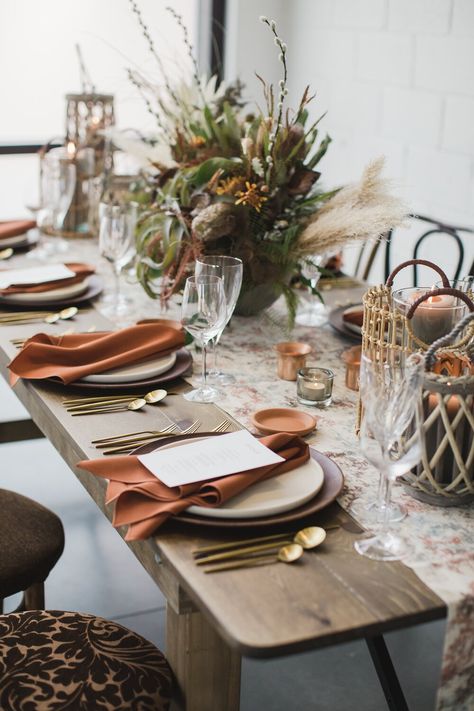 Table Plate Setting, Dinner Table Set Up, Table Setting Inspiration, Dinner Table Setting, Christmas Decor Inspiration, Dinner Table Decor, Thanksgiving Table Settings, Table Inspiration, Table Set Up