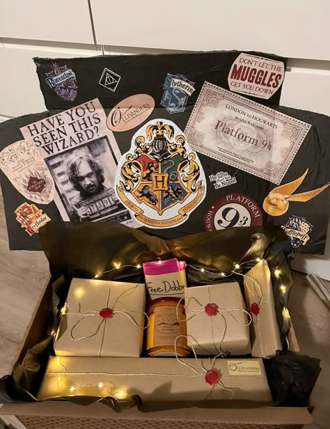 Diy Harry Potter Gifts For Friends, Gift Ideas For Potterheads, Harry Potter Box Ideas, Harry Potter Christmas Wrapping, Harry Potter Christmas Presents, Harry Potter Christmas Gift Ideas, Harry Potter Care Package, Harry Potter Gift Basket Ideas, Harry Potter Gifts For Adults