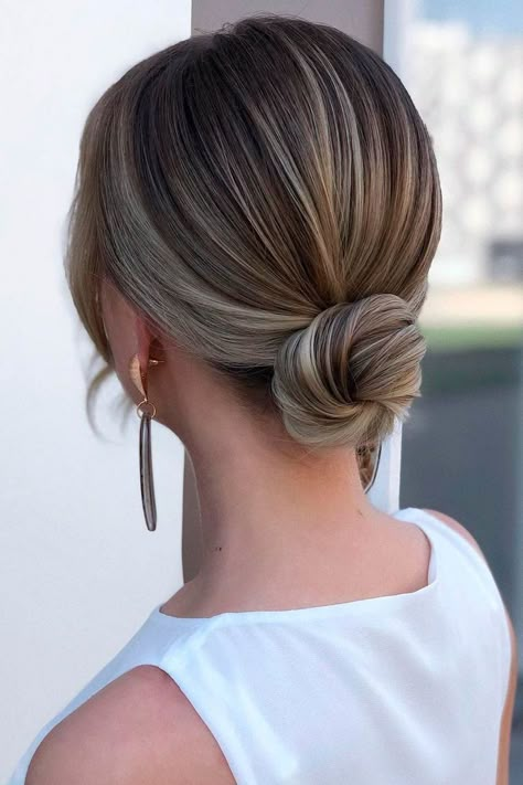 Easy Low Bun Hairstyles, Snowboarding Hairstyles, Bun Wedding Hair, Quick Bun, Easy Low Bun, Low Bun Wedding Hair, Bun Wedding, 5 Minute Hairstyles, Low Bun Hairstyles