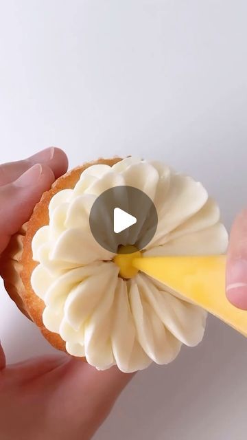 @decorelement on Instagram: "Daisies make the cutest cupcakes 🧁 🌼💛  🌼This piping tutorial so easy to follow all you need is petal tip 104 🌼 🌼Baker credit: @eatcakebemerry  . . . . . . . . . . . . #cupcake #cupcakes #daisy #april #aprilflowers #daisycupcakes #cutefood #daisytheme #pipingskills" Marshmallow Daisy Cupcakes, How To Make Icing Daisies, Daisy Cupcake Tutorial, How To Make Daisy Cupcakes, Frosting Flowers On Cupcakes, Easy Buttercream Flowers Tutorial, Daisy Cupcakes Ideas, Cupcake Decorating Ideas Creative, Cupcake Ideas Decorating