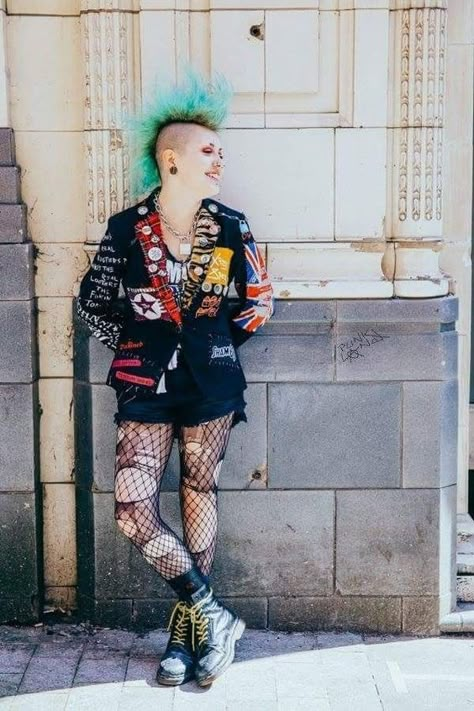 Punk and grunge trends : when fashion and music mix - La Grande Boutique | Blog 80s Punk Outfits, 80s Punk Fashion, Chicas Punk Rock, Chica Punk, Ripped Tights, Look 80s, Punk Girls, 80s Punk, Punk Culture