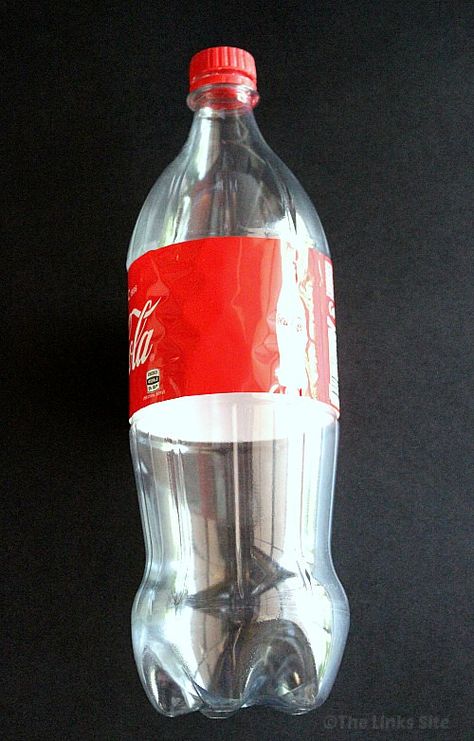 Turn an empty plastic bottle like this one into a beautiful flower! thelinkssite.com #craft #DIY #plasticbottle Diy Recycle Bottles, Recycle Bottles, Water Bottle Flowers, Plastic Bottle Planter, Water Bottle Crafts, Bottle Flowers, Empty Plastic Bottles, Plastic Bottle Flowers, Plastic Bottle Art