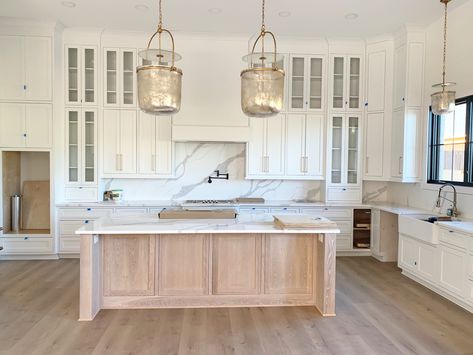 White Oak Kitchen Island, Oak Kitchen Island, White Oak Kitchen, Beach House Kitchens, Oak Kitchen Cabinets, New House - Kitchen, Farmhouse Kitchen Design, White Kitchen Design, Oak Island