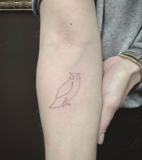 Simplistic Owl Tattoo, Owl Outline Tattoo Simple, Tiny Owl Tattoos For Women, Owl Tattoo Aesthetic, Single Line Owl Tattoo, Minimalist Owl Tattoo For Women, Minimalistic Owl Tattoo, Dainty Owl Tattoo For Women, Small Owl Tattoos For Women Simple