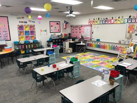 Classroom Setup With Tables Kindergarten, Classroom Kindergarten Layout, Classroom Setup Kindergarten Layout, Rectangle Table Classroom Arrangement, Kindergarten Aesthetic Classroom, Kindergarten Seating Arrangement, Classroom Tables Arrangement, Kindergarten Classroom Table Setup, Kindergarten Desk Arrangement