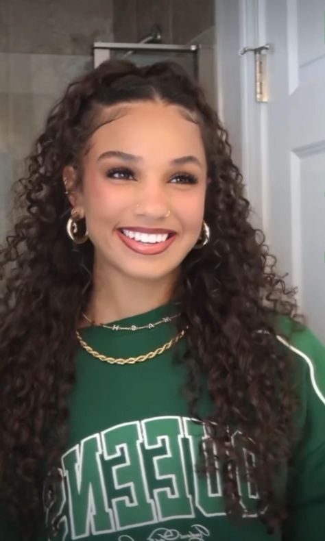 Curly Hair Goals: 25 Gorgeous Styles to Try Cute Curly Hairstyle, Hair Down Styles, Curled Hairstyles For Medium Hair, Quick Curly Hairstyles, High Bun Hair, Curly Hair Goals, Curly Hair Beauty, Mixed Curly Hair, Cute Curly Hairstyles