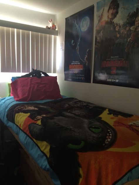 is she a fan girl? She has an awesome bedroom. Where can I get a poster from the first movie though? Does anyone know? Httyd Bedroom Ideas, Dragon Bedroom, Toothless Plush, Hidden Dragon, Dragon Stuff, Httyd Art, Httyd 3, Hiccup And Astrid, Fandoms Unite