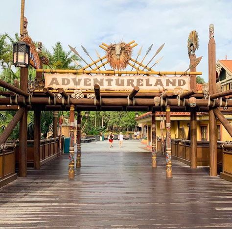 Amusement Park Entrance, Water Park Ideas, Zoo Architecture, Volcano Bay, Planet Coaster, Disney Sign, Polynesian Village, Family Park, Disney Pics