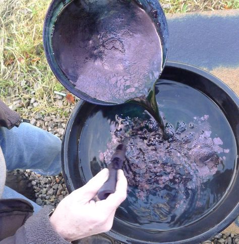 Understanding the Indigo Dyeing Process : 12 Steps (with Pictures) - Instructables Wool Dyeing, Dye Projects, Shibori Diy, Hantverk Diy, Indigo Dyeing, Fabric Dyeing Techniques, Dyeing Yarn, Natural Dye Fabric, Eco Dyeing