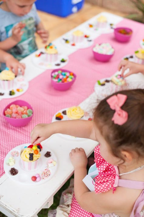 Kids Workshop Ideas Activities, Cupcake Decorating Party For Kids, Workshop Party Ideas, Cupcake Birthday Decorations, Baking Themed Birthday Party, Children's Workshop, Kids Party Table, Kids Baking Party, Baking Birthday Parties