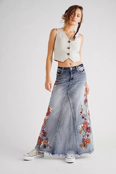 Maxi Denim Skirts, Diy Denim Skirt, Maxi Skirt Fall, Ropa Upcycling, Fall Maxi, Denim Tunic, Free People Maxi, Denim Maxi, Denim Crafts