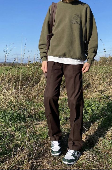 Guy Outfits Crewneck, Guys Neutral Outfits, Men Tshirts Outfit, Olive Green Joggers Outfits Men, Green Fall Outfit Men, Soft Boy Winter Outfits, Brown Green Outfit Men, Green Crewneck Outfit Men, Outfit Chicos Aesthetic