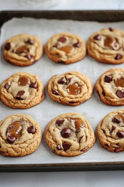 These salted caramel chocolate chip cookies combine the familiar comfort of your favorite classic treat with the indulgent flavors of caramel and sea salt. Salted Caramel Chocolate Chip Cookies, Salted Caramel Cookies, Caramel Chocolate Chip Cookies, White Chocolate Chip Cookies, Soft Caramel, Types Of Chocolate, Salted Caramel Chocolate, Caramel Cookies, Sea Salt Caramel