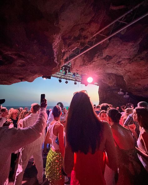 Clubbing in menorca cove mallorca partying in ibiza spain cova de xoroi summer house music edm Spain Party Aesthetic, Mallorca Nightlife, House Music Aesthetic, Clubbing Ibiza, House Music Party, Party In Ibiza, Ibiza Nightlife, Ibiza Club, Mallorca Party