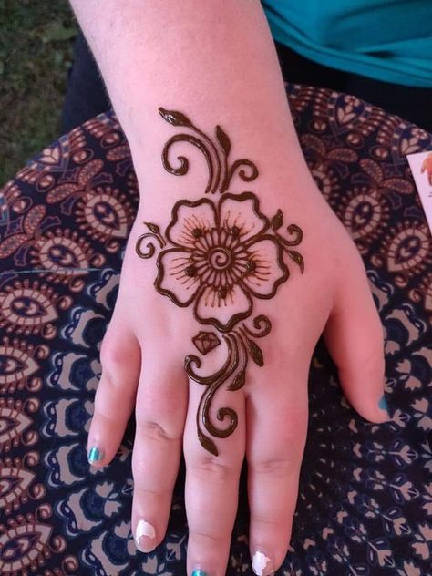 Mehndi Designs In Small Hands, Kids Mehandhi Designs Simple Modern, Henna Flower Hand Designs, Hena Design Hand For Kids, Mendhi For Children, Toddler Henna Design, Eid Henna Designs Simple For Kids, Mehndi Art Designs Easy Simple, Simple Mehndi Designs For Kids Easy Henna Tattoo Ideas