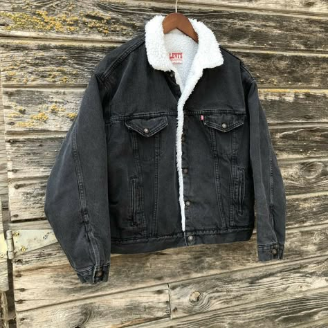 Jean Jacket Grunge, Grunge Coat, Trucker Jacket Outfit, Sherpa Trucker Jacket, 90s Levis, Faded Black Jeans, Black Jean Jacket, Jean Jacket Outfits, Black Jean