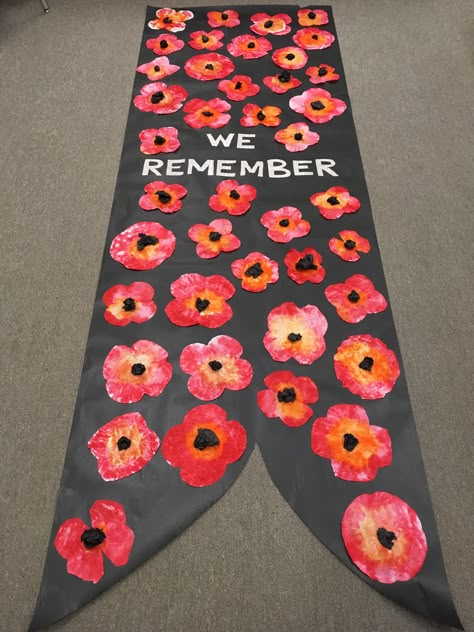 Veterans Day Elementary Art, Classroom Remembrance Day Wreath, Eyfs Remembrance Day, Poppy Crafts For Kids Veterans Day, Poppy Art Project, Easy Poppy Craft, Rememberence Day Crafts For Kids, Veterans Day Poppy Craft, Veteran's Day Craft